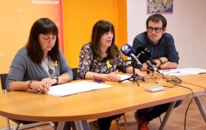 Roda de premsa d’ERC de Vilanova i la Geltrú. La regidora Olga Arnau, la portaveu Queti Vinyals i el president local Oriol Huguet. ACN