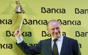 Rodrigo Rato fa sonar una campana durant el debut en borsa de Bankia, a Madrid, el 20 de juliol de 2011. ACN