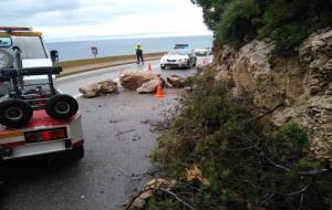 Roques al mig de la carretera C-31 en una imatge difosa per l'Ajuntament de Sitges el 5 de juny del 2018. Ajuntament de Sitges