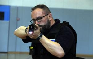 Sebastià Serrate, instructor de Taser i agent de la Policia Local de Sant Andreu de Llavaneres, dispara una pistola elèctrica. ACN