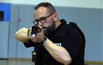 Sebastià Serrate, instructor de Taser i agent de la Policia Local de Sant Andreu de Llavaneres, dispara una pistola elèctrica. ACN