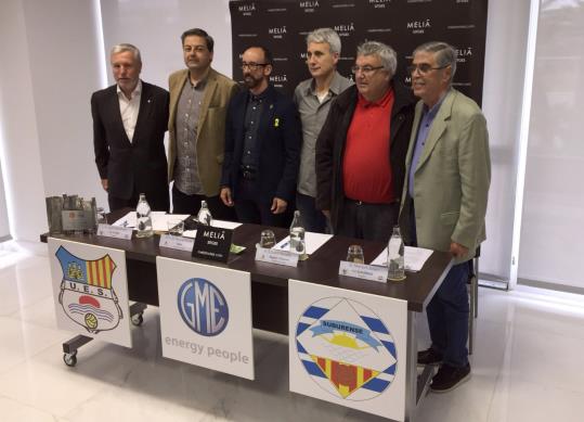 Signatura de l'acord entre l'UE Sitges i el CF Suburense. Eix