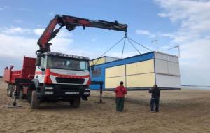 S’instal·len les guinguetes de platja al litoral de Cunit. Ajuntament de Cunit