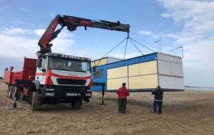 S’instal·len les guinguetes de platja al litoral de Cunit. Ajuntament de Cunit