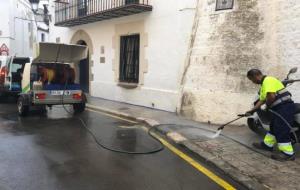 Sitges amplia el reforç de neteja amb més baldeig al carrer i buidatge de papereres. Ajuntament de Sitges