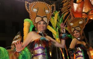 Sitges crema els últims cartutxos del Carnaval amb una gèlida i multitudinària Rua de l'Extermini