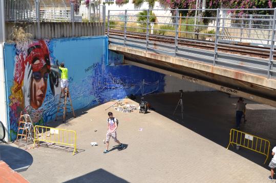 Sitges embelleix els ponts sota les vies del tren amb pintures murals. Ajuntament de Sitges