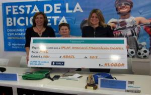 Sorea i l'Ajuntament de Calafell lliuren 1.000 euros de la Cursa de l'Aigua a l'associació de fibromiàlgia. Ramon Filella