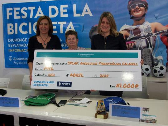 Sorea i l'Ajuntament de Calafell lliuren 1.000 euros de la Cursa de l'Aigua a l'associació de fibromiàlgia. Ramon Filella