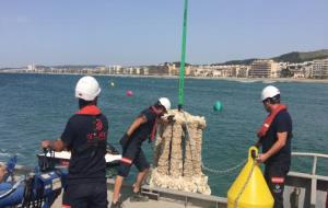 Submergit un biòtop a la costa de Calafell per ajudar a regenerar la fauna marítima. Ajuntament de Calafell