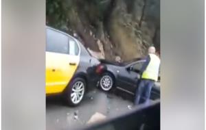 Tallada la carretera de les Costes del Garraf per una esllavissada. EIX