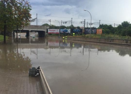 Tallada la ronda Europa de Vilanova pel desbordament del torrent. G.M.