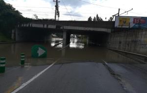 Tallada la ronda Europa de Vilanova pel desbordament del torrent