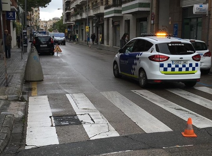Tallen el carrer Pelegrí Ballester de Vilanova per una anomalia a l'asfalt. Policia local de Vilanova