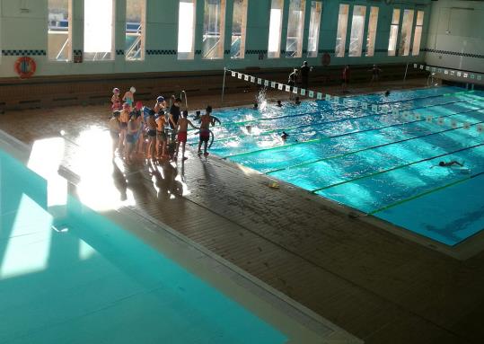 Totes les escoles del Vendrell incorporen els cursos de natació al seu currículum d’Educació Física. Ajuntament del Vendrell