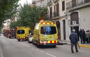Traslladats a l'hospital cinc adults i un nadó per inhalació lleu de fum a Vilafranca del Penedès. Víctor Domínguez 