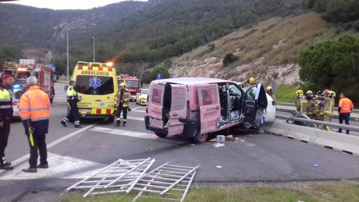 Tres persones ferides de poca gravetat en un xoc entre dues furgonetes a la C-32 a Sitges. Trànsit