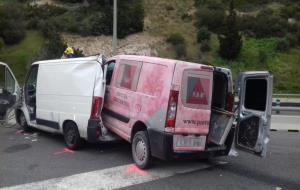 Tres persones ferides de poca gravetat en un xoc entre dues furgonetes a la C-32 a Sitges