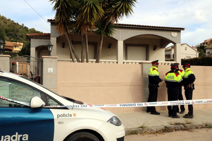 Troben morta una dona de 49 anys al jardí de casa seva al Vendrell. ACN