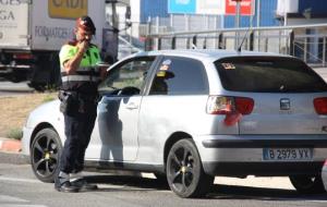 Un agent multa un conductor que no portava cordat el cinturó de seguretat. ACN