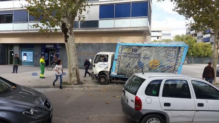 Un camió carregat de bidons d'aigua perd el control i xoca contra un arbre a Vilanova. Ramsés Martí