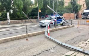 Un camió s'encasta contra el pont sota la via del tren a Vilanova. Policia local de Vilanova