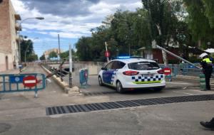 Un camió s'encasta contra el pont sota la via del tren a Vilanova