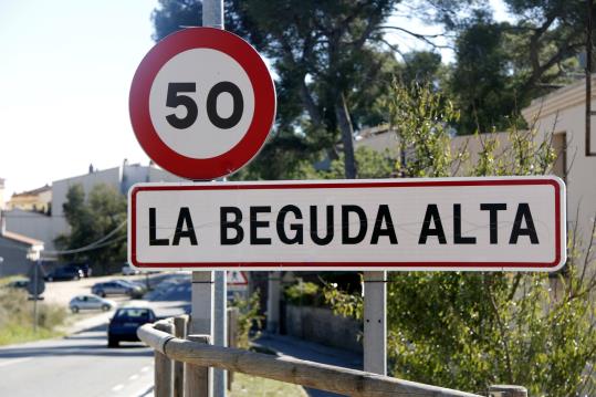 Un cartell amb el nom de 'La Beguda Alta' a l'entrada del nucli de població. Octubre de 2017. ACN