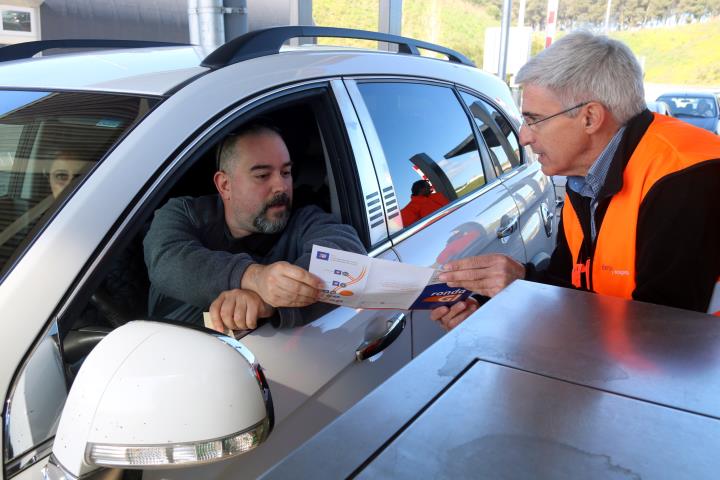 Un conductor agafat un prospecte a dins del qual hi ha inserit el dispositiu RondaGi. ACN