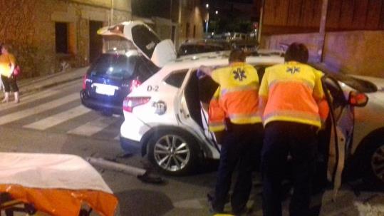 Un conductor de Calafell se salta un stop i xoca contra una patrulla de la Policia Local. Ajuntament de Calafell