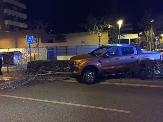 Un conductor ebri xoca de matinada contra la mitjana de la ronda Ibèrica, a Vilanova. Policia local de Vilanova