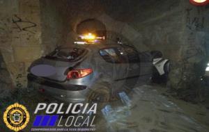 Un conductor novell que quadruplicava la taxa d’alcohol s’encasta contra una paret al Vendrell. Policia local del Vendrel