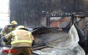 Un ferit traslladat a la Vall d’Hebron per cremades a la mà en un incendi a Calafell. Bombers