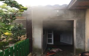 Un incendi al barri de Can Xicarró obliga a desallotjar els veïns pels danys a la casa. Policia local de Vilanova