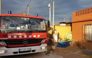 Un incendi al barri de Can Xicarró obliga a desallotjar els veïns pels danys a la casa