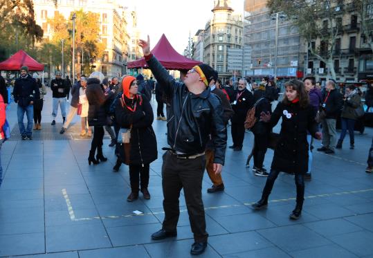 Un jove amb síndrome de Down balla durant una sessió de Discjòquei en la festa celebrada a la Plaça Universitat . ACN