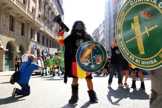 Un manifestant de Jusapol caracteritzat com a viking, a Barcelona, el 29 de setembre de 2018. ACN / Núria Julià
