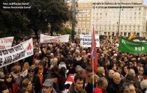 Un miler de persones es concentren a la plaça de Catalunya en defensa de les pensions públiques