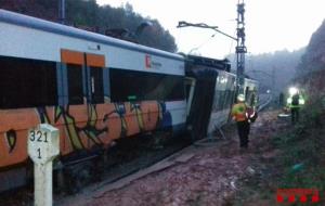 Un mort i sis ferits lleus en el descarrilament d'un tren de Rodalies per una esllavissada. ACN