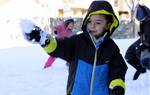 Un nen juga amb la neu al pati de l'escola Guillem de Mont-rodon de Vic, aquest dimarts al matí. ACN