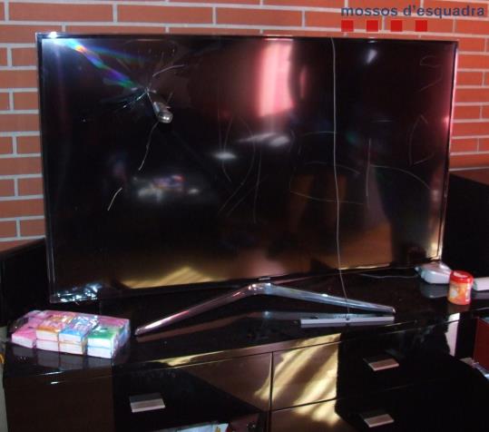 Un televisor malmès durant un dels robatoris que van cometre els joves detinguts. Pla curt. Mossos d'Esquadra