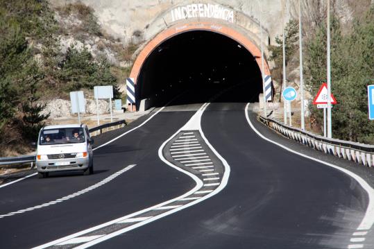 Un vehicle circula pel tram de la C-16 que el Govern vol que sigui de doble carril. ACN