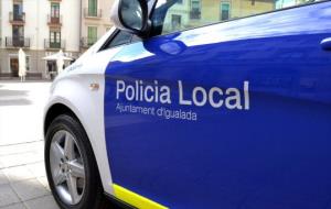 Un vehicle de la Policia Local d'Igualada patrulla per la plaça. Policia local d'Igualada