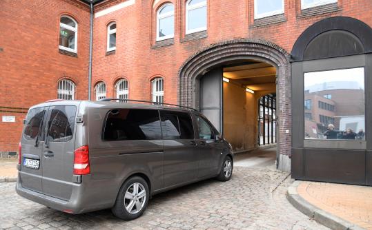 Un vehicle, que suposadament porta Carles Puigdemont, entra a la presó alemanya de Neumünster, el 25 de març del 2018. REUTERS/Fabian Bimmer