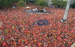 Una bandera independentista a Diagonal amb Passeig de Gràcia, l'11 de setembre del 2018 