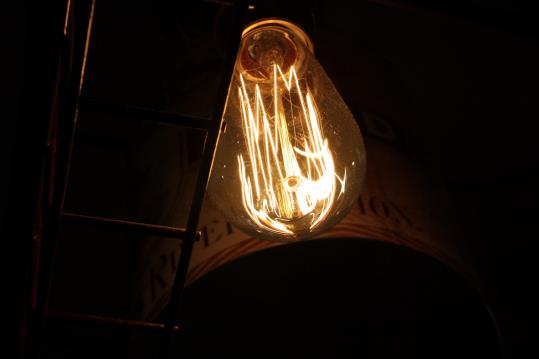 Una bombeta de llum càlida penjant del sostre, el 17 de maig del 2016. ACN