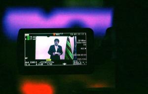 Una càmera de vídeo grava la intervenció del líder de JxCat, Carles Puigdemont, des de Brussel·les en la reunió de treball de la formació a Vilafranca