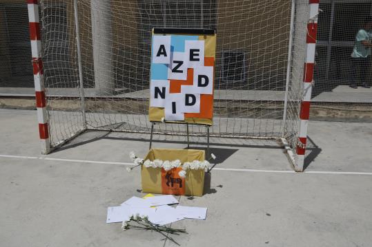 Una capsa amb clavells blancs i cartes i un panell on es llegeix el nom del menor mort atropellat per un conductor que es va donar a la fuga. ACN