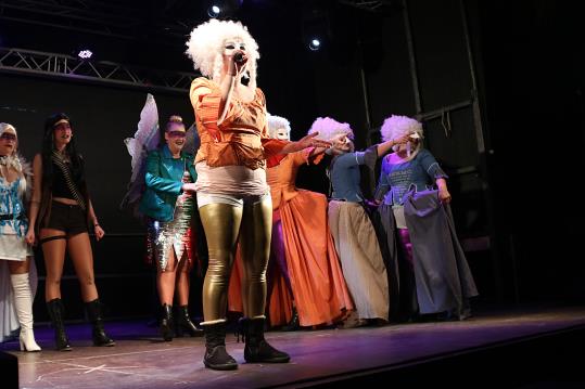 Una Concubina es converteix en la presidenta de la República Carnavalesca de Vilanova i la Geltrú. ACN