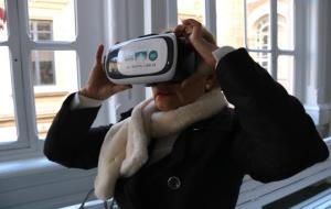 Una de les pacients que ha fet la prova de realitat virtual a l'Hospital Clínic de Barcelona, amb les ulleres posades. ACN